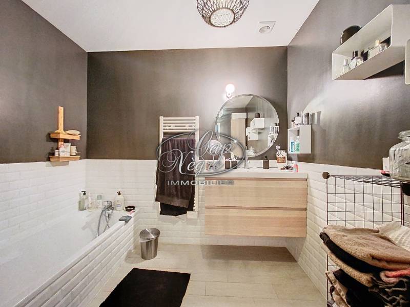 COGOLIN (83) - VILLA RÉCENTE AVEC PISCINE VUE SUR LE CHATEAU DE GRIMAUD