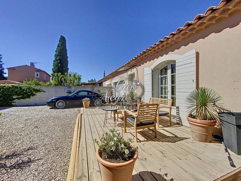COGOLIN (83) - VILLA RÉCENTE AVEC PISCINE VUE SUR LE CHATEAU DE GRIMAUD