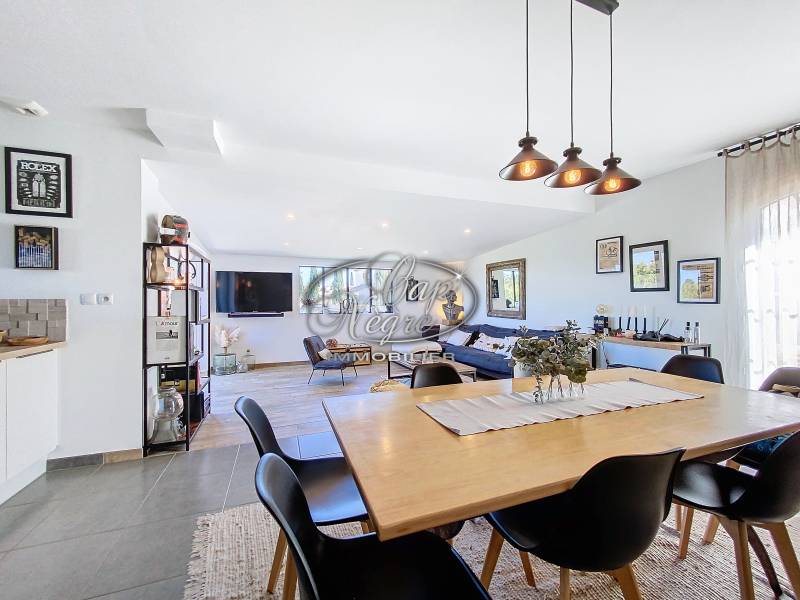 COGOLIN (83) - VILLA RÉCENTE AVEC PISCINE VUE SUR LE CHATEAU DE GRIMAUD