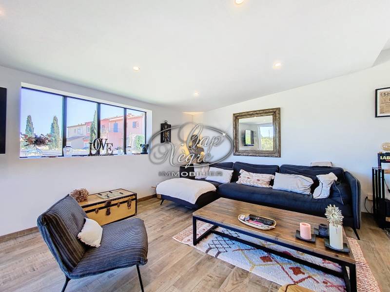 COGOLIN (83) - VILLA RÉCENTE AVEC PISCINE VUE SUR LE CHATEAU DE GRIMAUD