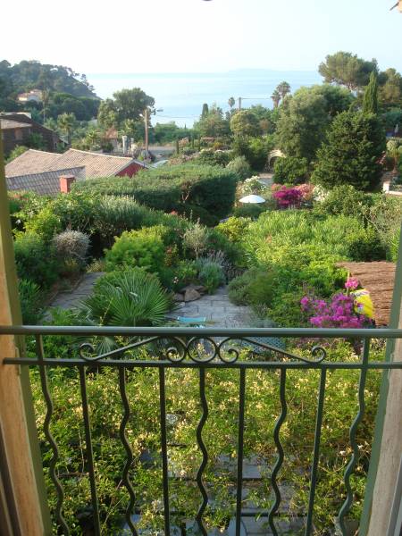 jolie vue mer pour ce charmant T3 avec parking privé au Canadel