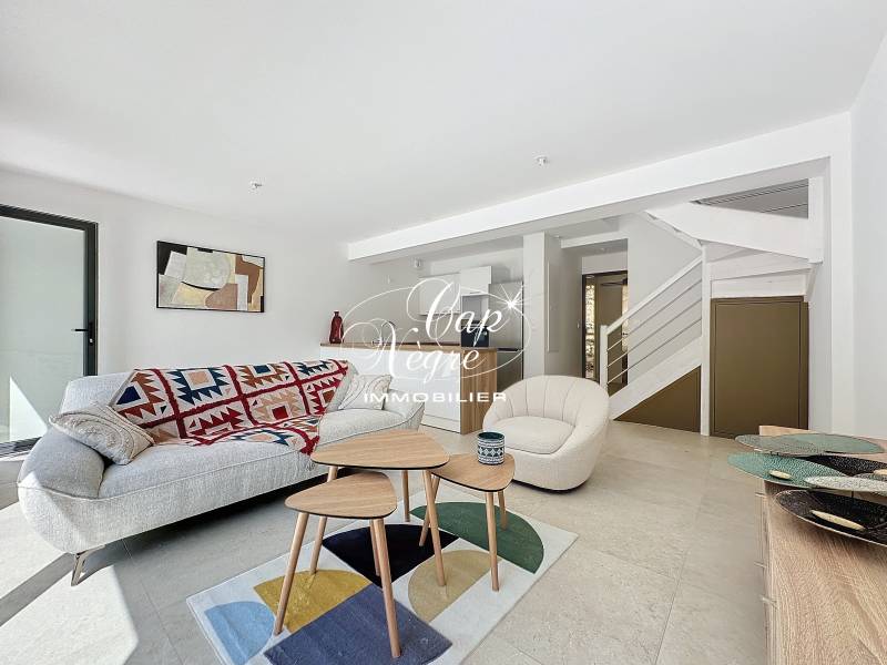 DUPLEX T3 À VENDRE 70m² AVEC GRAND JARDIN À 100M DE LA MER À GRIMAUD BEAUVALLON