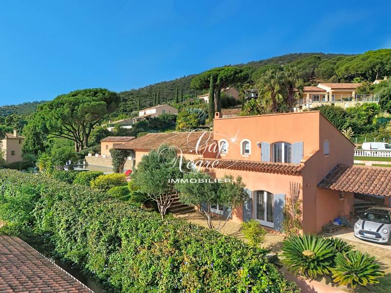 Espace couvert pour deux voitures et portail indépendant