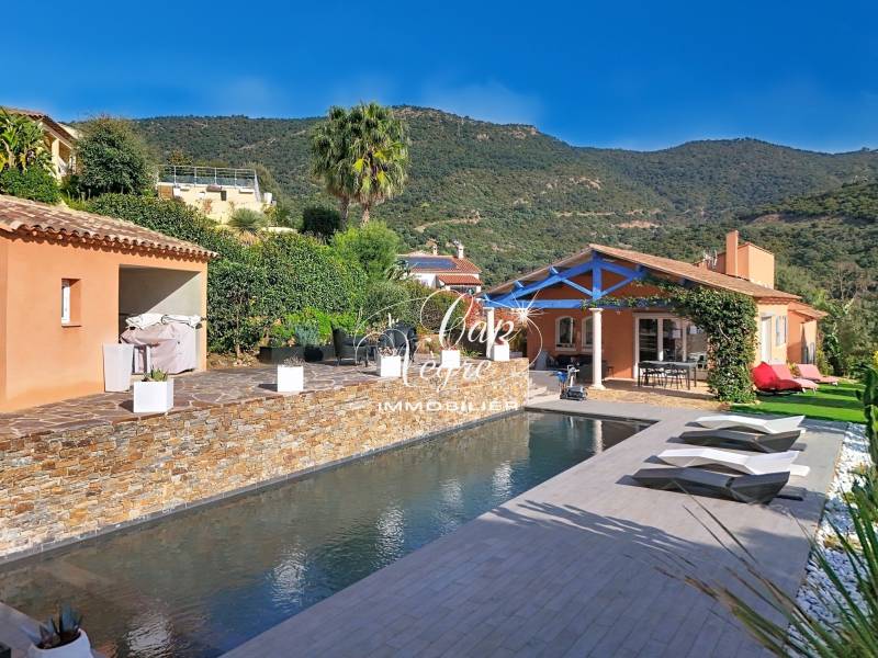 Entrée de la maison d'architecte à Cavalière avec vue sur la mer et portail indépendant