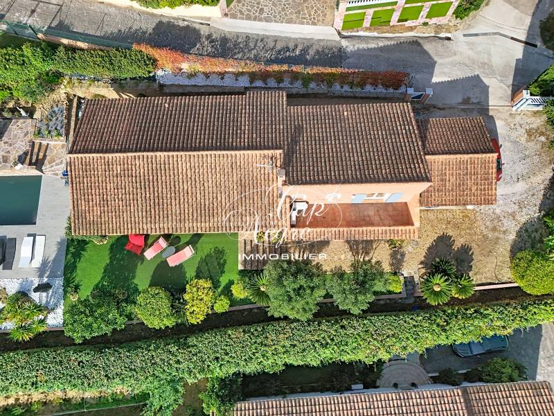 Piscine à débordement avec terrasse ensoleillée offrant une vue imprenable sur la Méditerranée Cavalière Le Lavandou