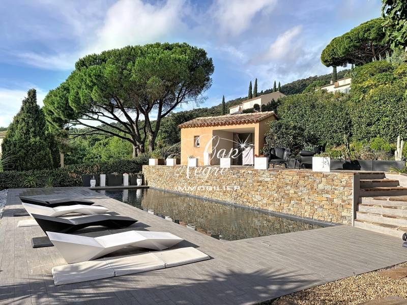 Piscine et terrasse ensoleillée avec vue mer, idéale pour se détendre