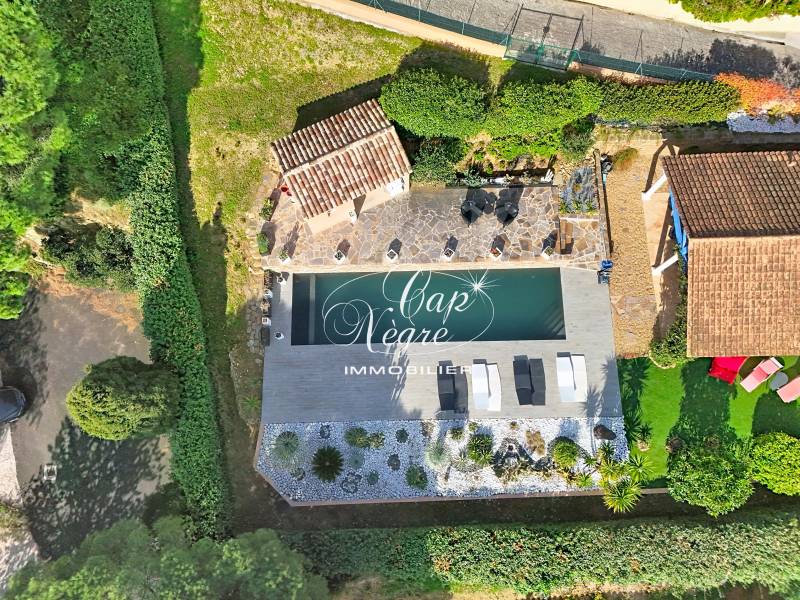 Villa d'architecte avec piscine et vue mer à vendre au Lavandou à Cavalière