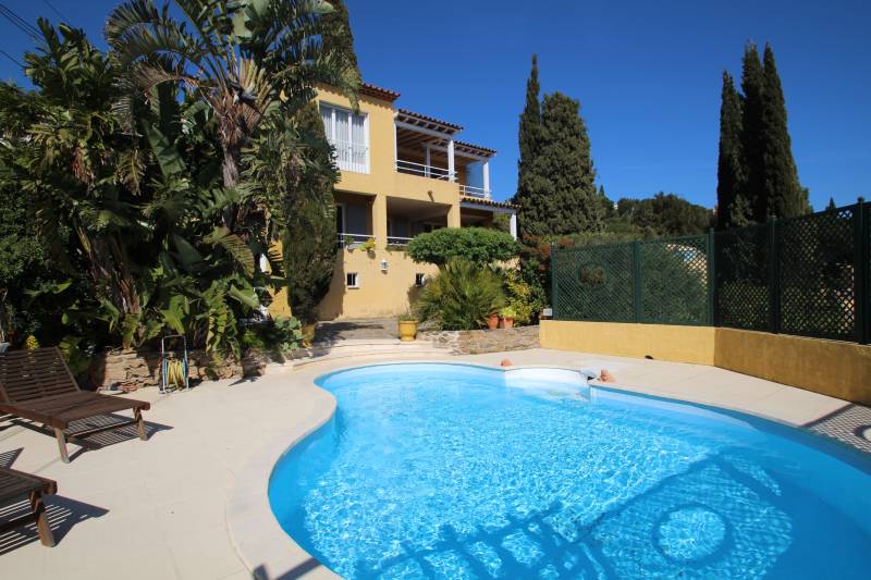 vue plongeante et piscine pourcette superbe propriété du Lavandou proche des commerces