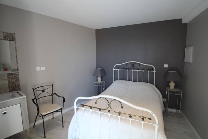 SOUS COMPROMIS DE VENTE - VILLA VUE MER ET PISCINE PROCHE COMMERCES LE LAVANDOU