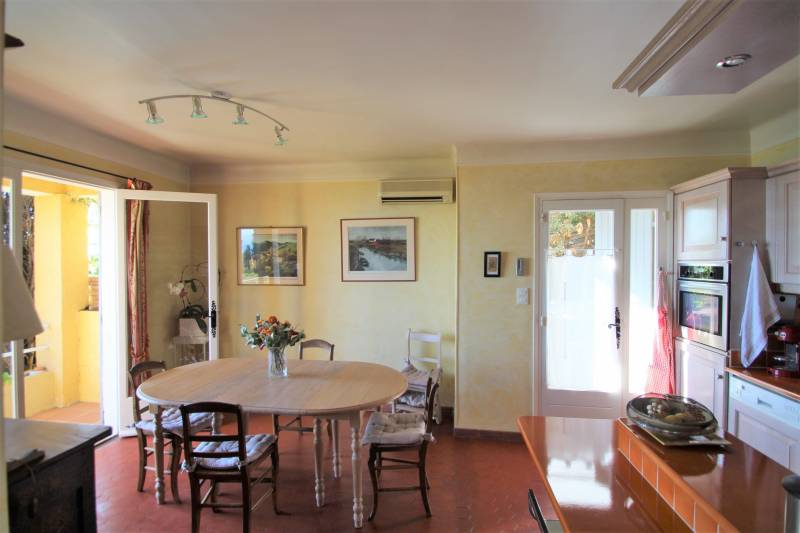 SOUS COMPROMIS DE VENTE - VILLA VUE MER ET PISCINE PROCHE COMMERCES LE LAVANDOU