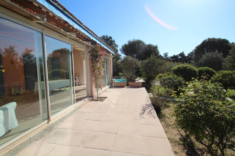 CHARMANTE MAISON AVEC PISCINE ET TERRAIN PLAT PROCHE COMMERCES - BORMES LES MIMOSAS