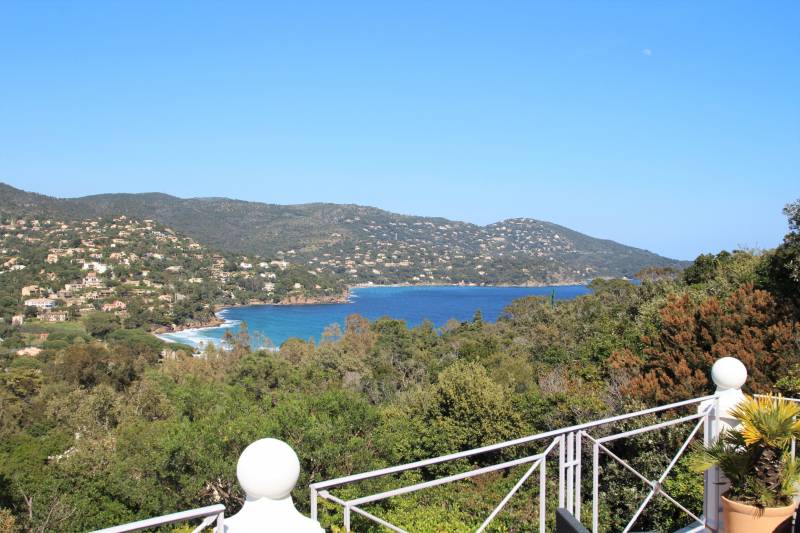 PROPRIÉTÉ VUE MER ENTRE LE CAP NÈGRE ET LA PLAGE DE PRAMOUSQUIER
