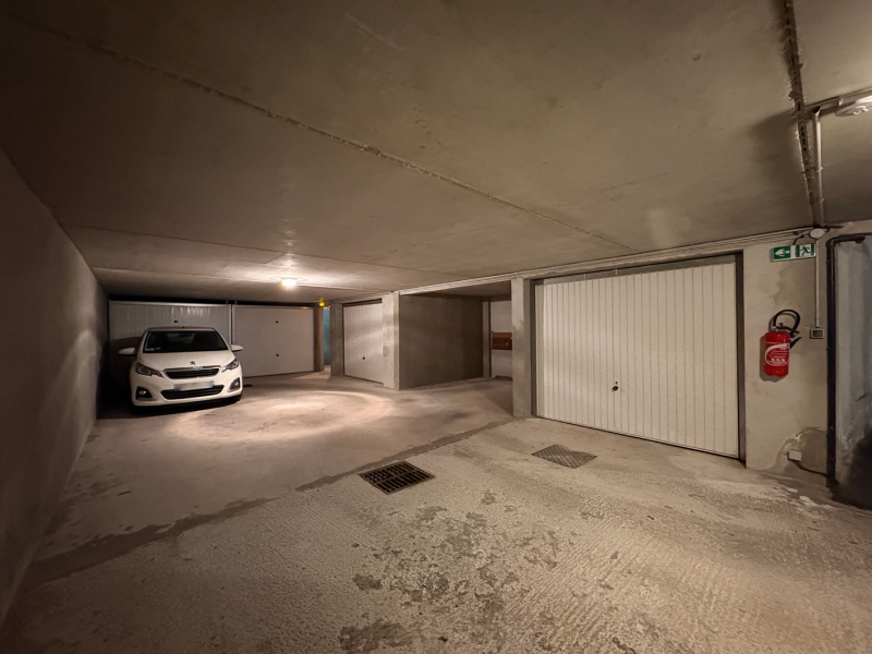 GARAGE SÉCURISÉ DE 21m² À VENDRE CENTRE VILLE LA LONDE LES MAURES