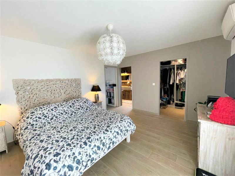 SUPERBE PROPRIÉTÉ ENTIÈREMENT RÉHABILITÉE FACE A LA MER - CARQUEIRANNE