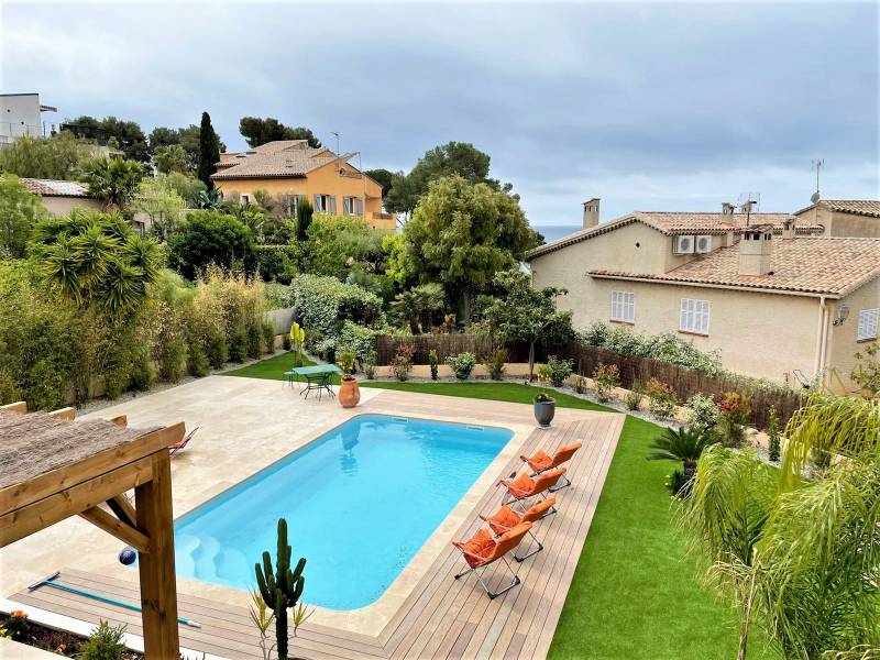 MAGNIFIQUE VILLA EN BORD DE MER AVEC VUE MER DE L'ÉTAGE TERRAIN PLAT PASAGÉ ET PISCINE, DOUBLE GARAGE ET STATIONNEMENTS CARQUEIRANNE