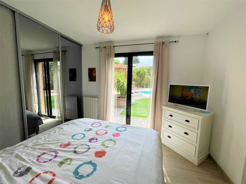 SUPERBE PROPRIÉTÉ ENTIÈREMENT RÉHABILITÉE FACE A LA MER - CARQUEIRANNE