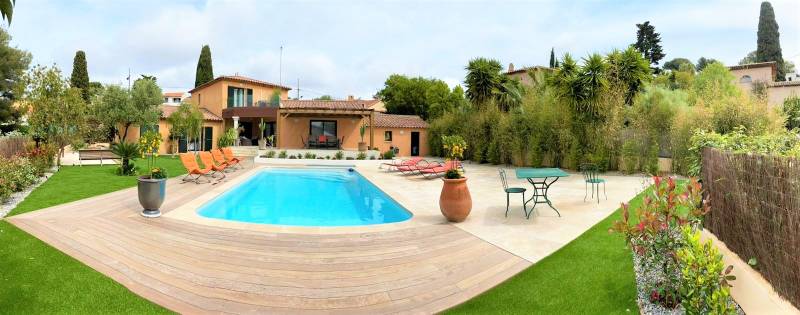 SUPERBE PROPRIÉTÉ ENTIÈREMENT RÉHABILITÉE FACE A LA MER - CARQUEIRANNE