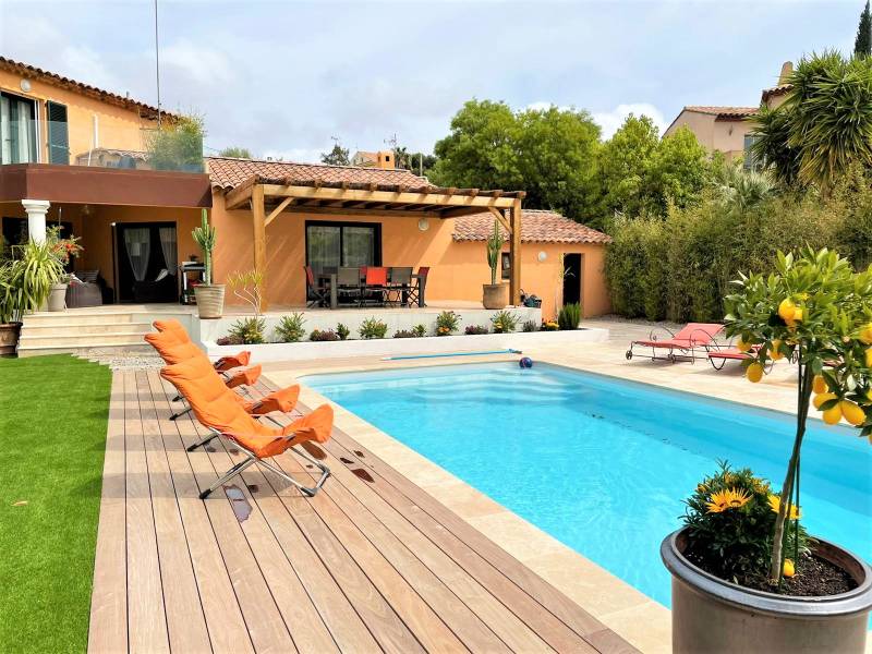 SUPERBE PROPRIÉTÉ ENTIÈREMENT RÉHABILITÉE FACE A LA MER - CARQUEIRANNE