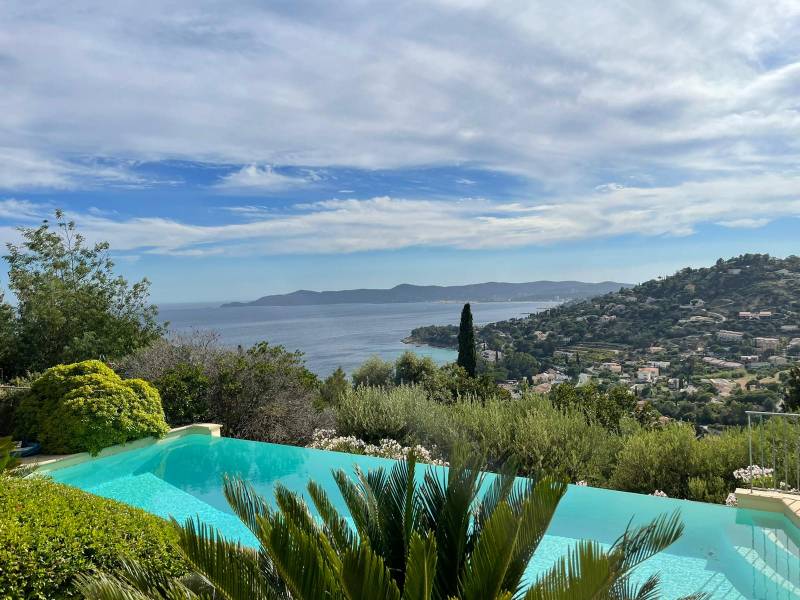 superbe propriété aux beaux volumes sur les hauteurs d'Aiguebelle face à la mer avec terrain attenant et piscine