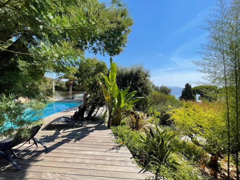 MAISON SUR 2 NIVEAUX AVEC PISCINE VUE PANORAMIQUE LE LAVANDOU CAVALIERE