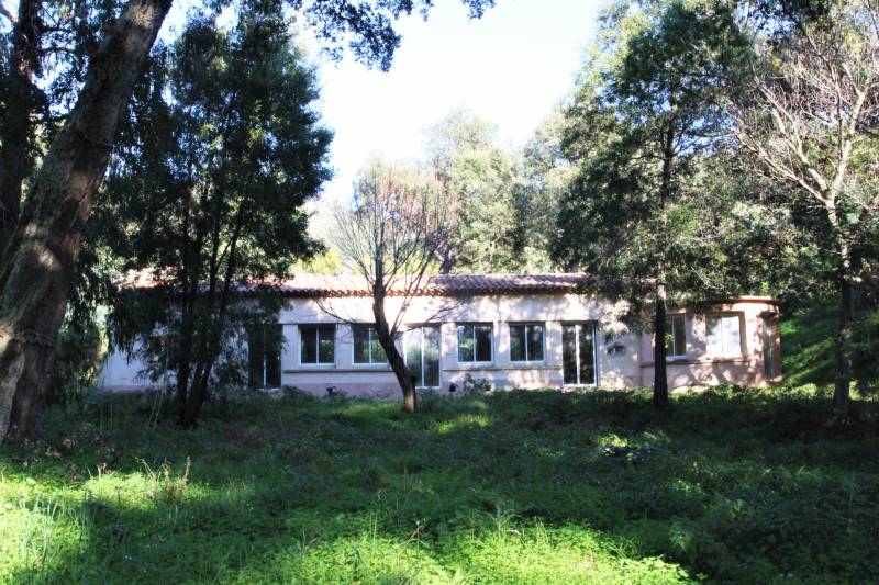 ensemble de bâtiments à rénover avec immense terrain Cavalière a vendre