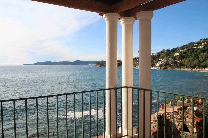 PROPRIÉTÉ LES PIEDS DANS L EAU LE LAVANDOU - AIGUEBELLE