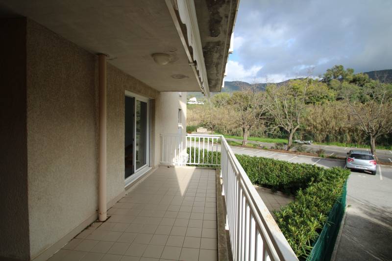 T4 rénové grand balcon Cavalière près de la mer