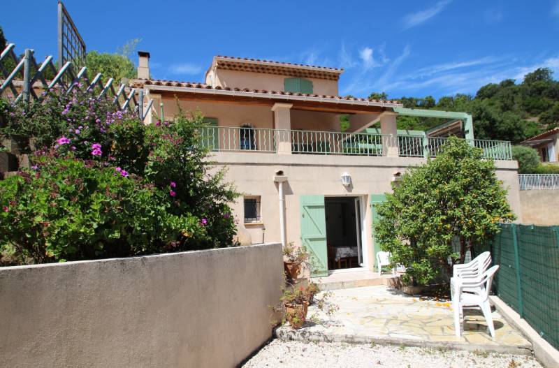 belle maison provençale avec studio indépendant, piscine, terrain, garage Le Lavandou
