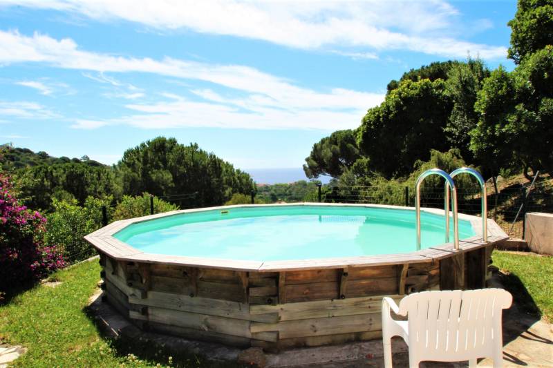 vue mer et collines environnantes pour cette villa avec terrain et piscine