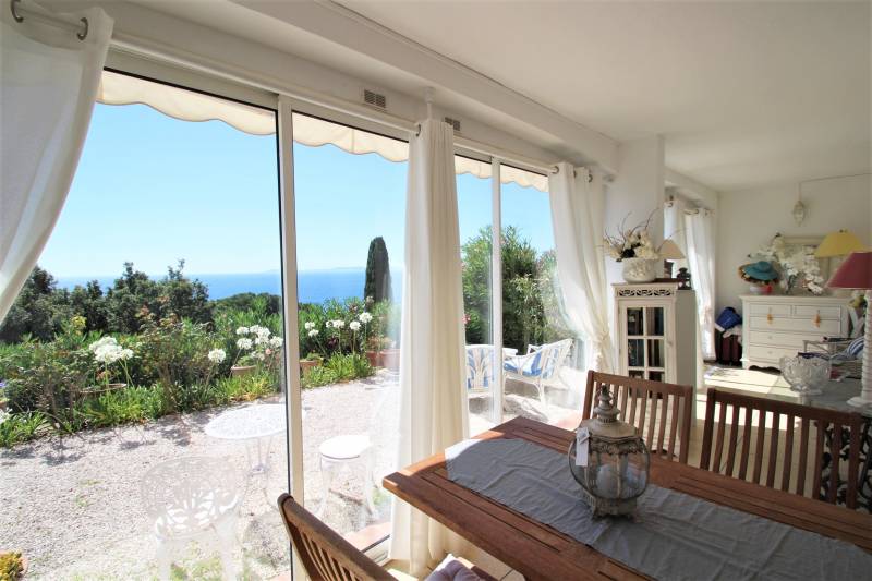 environement de qualité pour ce superbe T2 vue mer Le Lavandou Aiguebelle