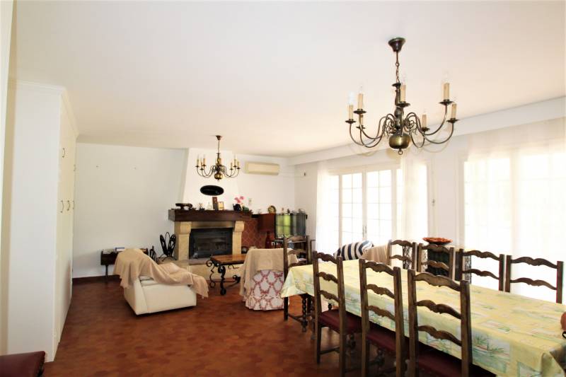 JE CHERCHE UNE VILLA DIVISEE EN 4 APPARTEMENTS A VENDRE PARKING PROCHE PLAGE CAVALAIRE