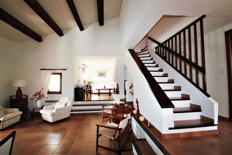 spacieuse villa sur 2 niveaux avec 4 chambres terrasse solarium piscine au canadel