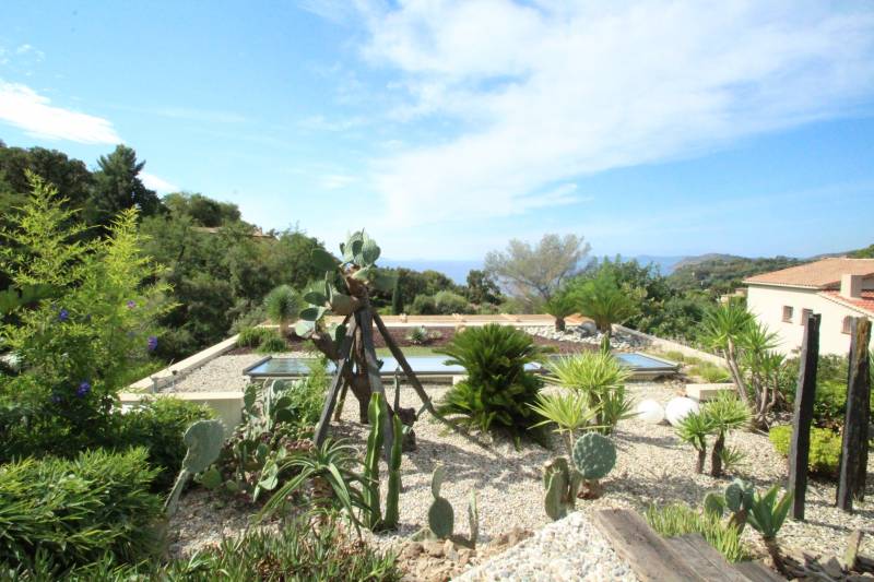 villa moderne matériaux de luxe  et belles prestations le rayol