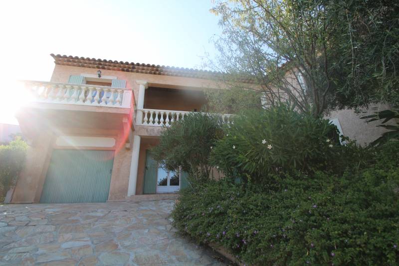 VILLA BEAUX VOLUMES SPACIEUSE CAVALIERE LE LAVANDOU A VENDRE STUDIO INDEPENDANT