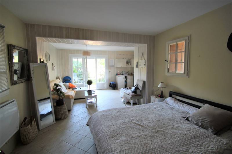 CHERCHE VILLA VUE MER AVEC STUDIO INDEPENDANT CAVALIERE PROCHE PLAGE AU LAVANDOU