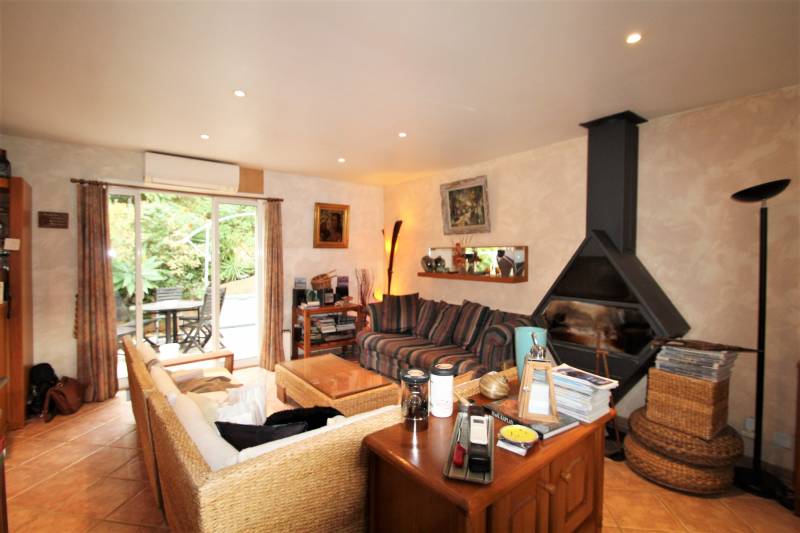 VILLA SEJOUR AVEC CHEMINEE GRANDE TERRASSE GARAGE ET BUREAU