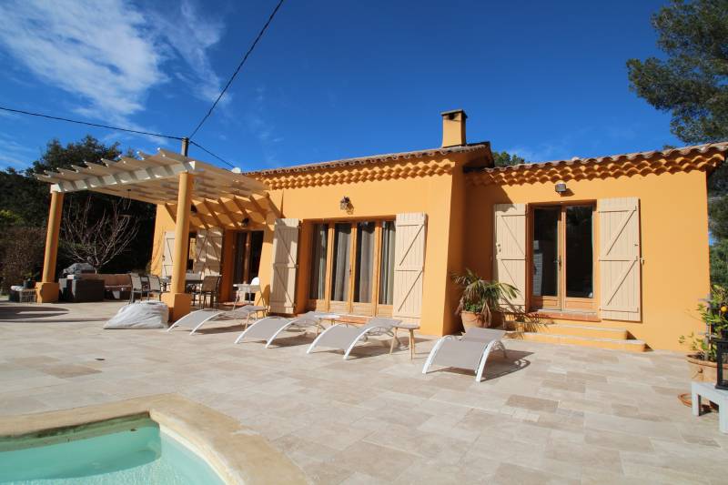 CHERCHE GRANDE VILLA PISCINE PROCHE PLAGE BORMES LES MIMOSAS