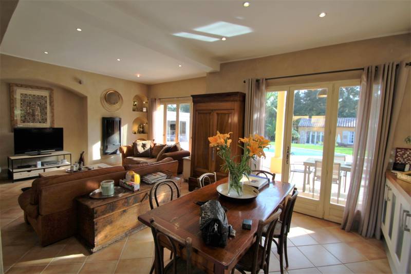 A VENDRE GRANDE VILLA AVEC MAISON D'INVITES PISCINE PROCHE PLAGE BORMES LES MIMOSAS