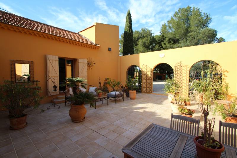 A VENDRE VILLA DE PRESTIGE PISCINE PROCHE PLAGE GRANDS ESPACES BORMES LES MIMOSAS