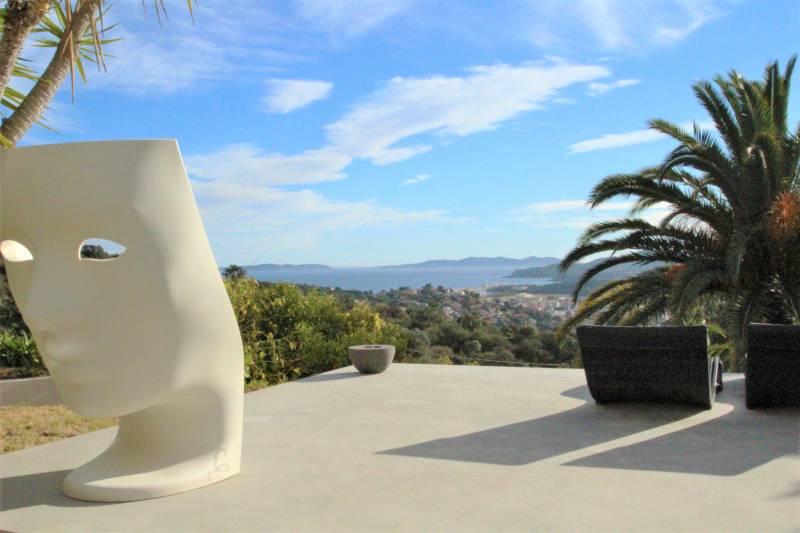 SPLENDIDE PROPRIÉTÉ SUR LES HAUTEURS DE BORMES - TERRAIN PISCINE ET PETIT LAC