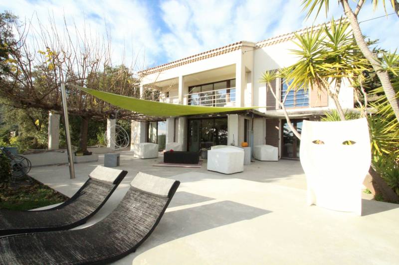 SPLENDIDE PROPRIÉTÉ SUR LES HAUTEURS DE BORMES - TERRAIN PISCINE ET PETIT LAC