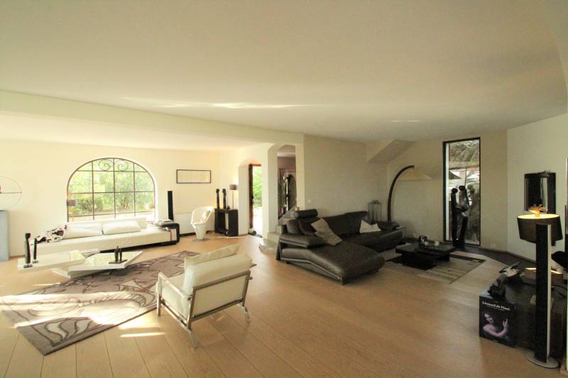 SPLENDIDE PROPRIÉTÉ SUR LES HAUTEURS DE BORMES - TERRAIN PISCINE ET PETIT LAC