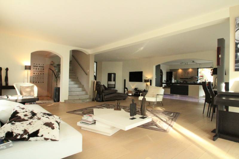 SPLENDIDE PROPRIÉTÉ SUR LES HAUTEURS DE BORMES - TERRAIN PISCINE ET PETIT LAC