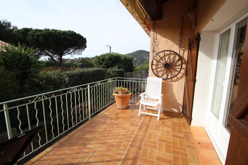 MAISON AU LAVANDOU AVEC TERRSSE EXPO SUD VUE COLLINES AU CALME