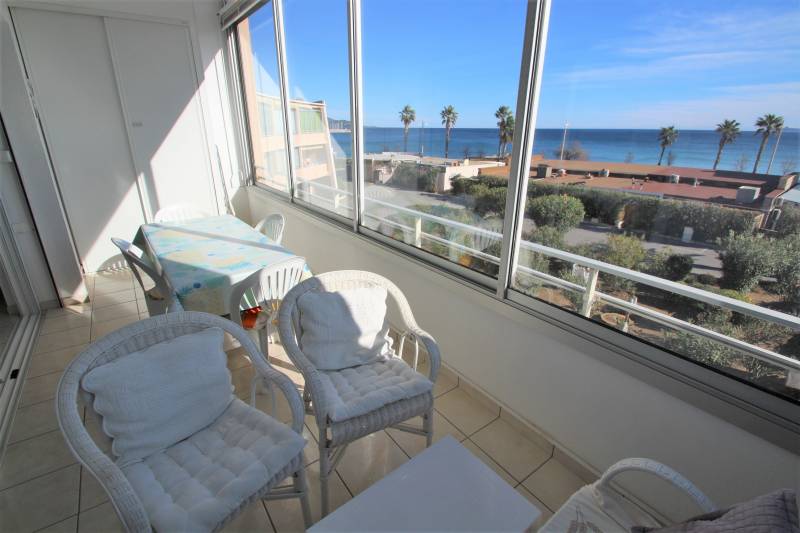 VUE IMPRENABLE POUR CE T3 CLIMATISÉ EN CENTRE LAVANDOU