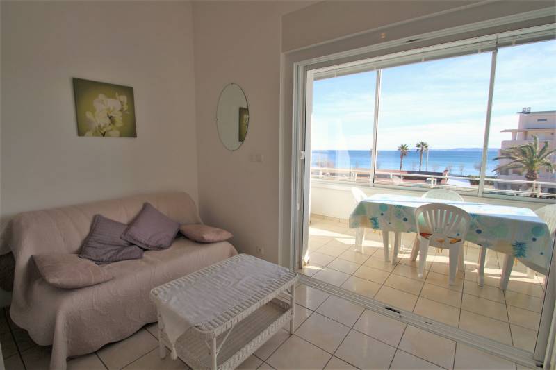 VUE IMPRENABLE POUR CE T3 CLIMATISÉ EN CENTRE LAVANDOU