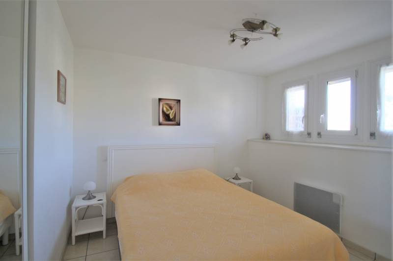 VUE IMPRENABLE POUR CE T3 CLIMATISÉ EN CENTRE LAVANDOU