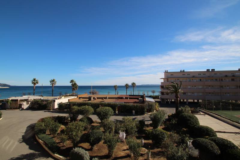 SUPERBE VUE POUR CE T3 CLIMATISÉ EN CENTRE DU LAVANDOU AVEC LOGGIA ET PARKING PRIVÉ COUVERT