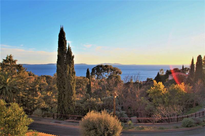 SOUS OFFRE - APPARTEMENT VUE MER ET PROCHE COMMERCES - LE RAYOL