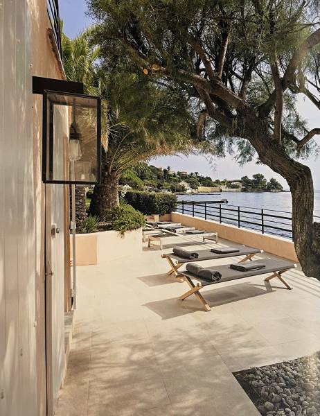 VILLA PIEDS DANS L'EAU À VENDRE CLÉ EN MAIN À GRIMAUD